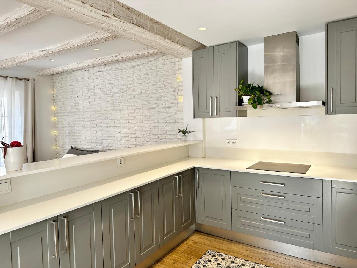 Old Town Modern Flat, 4 Minutes From Beach - Eaw Homes ماربيا المظهر الخارجي الصورة